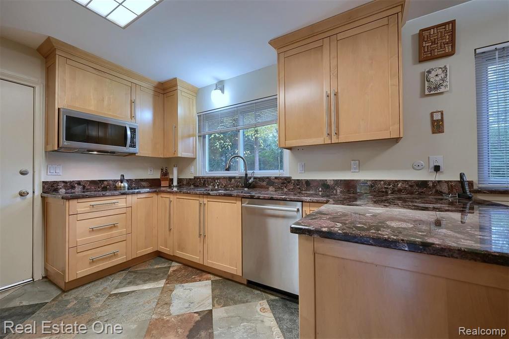 6938 North Springridge Road West Bloomfield, MI 48322 - Photo 11 of 30