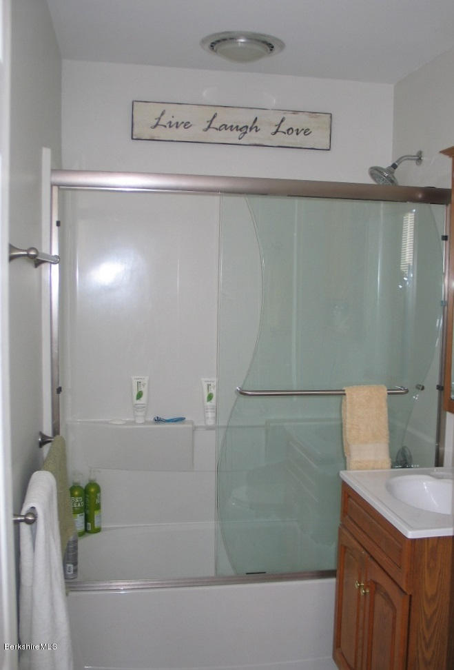 189 Stratton Road, Unit D1 Williamstown, MA 01267 - Photo 8 of 9 Bath