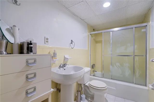 a picture of a bench in a white cabinet