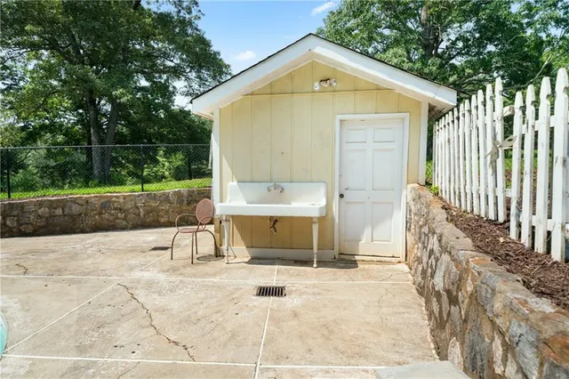 a view of a house with a backyard
