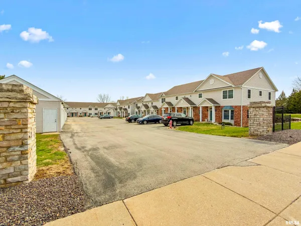$189,900 | 922 West Trailcreek Drive, Peoria, IL 61614