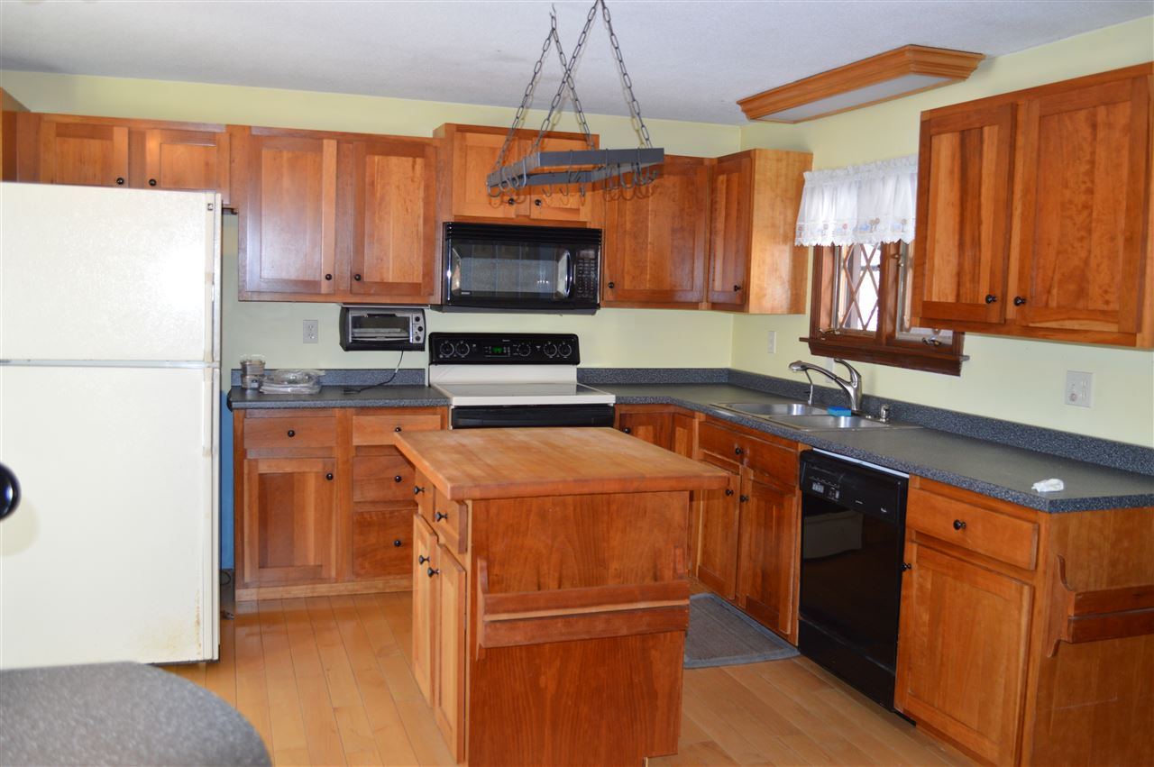 93 Robinson Road Bow, NH 03304 - Photo 6 of 33