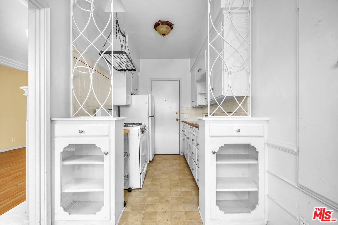 9000 Burton Way Beverly Hills, CA 90211 - Photo 15 of 26 a utility room with dryer and washer