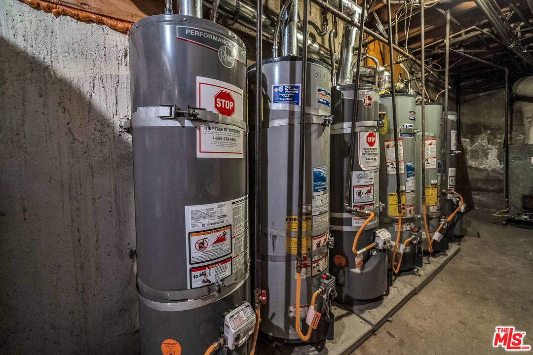 9000 Burton Way Beverly Hills, CA 90211 - Photo 22 of 26 a view of street