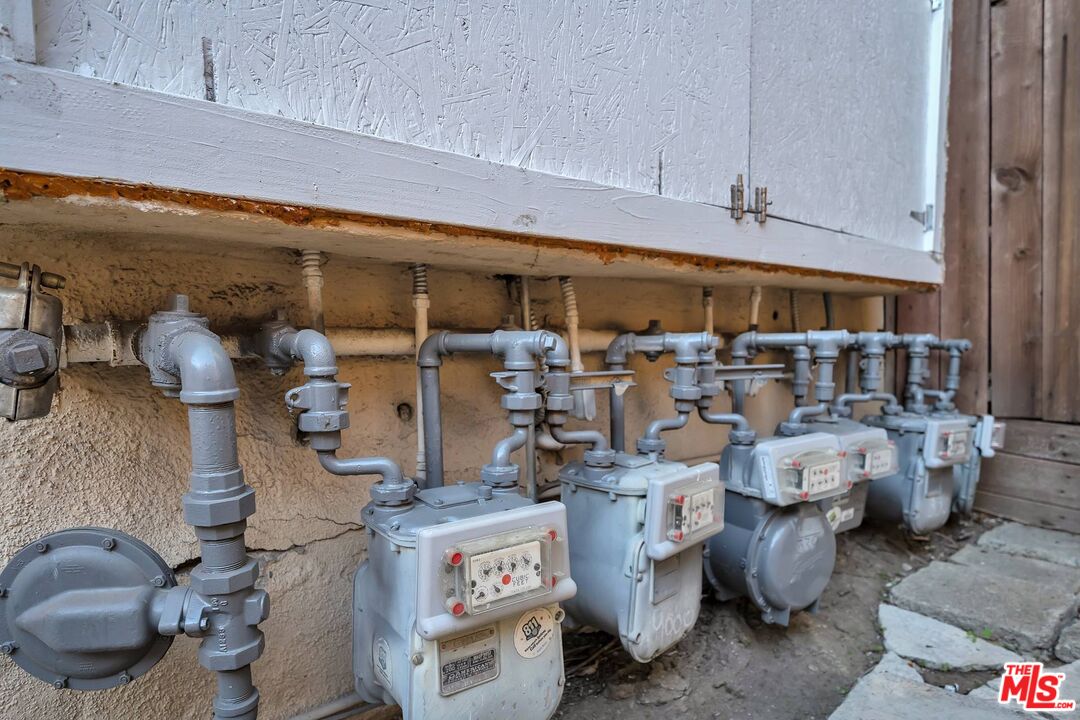 9000 Burton Way Beverly Hills, CA 90211 - Photo 24 of 26 a close view of water heater room