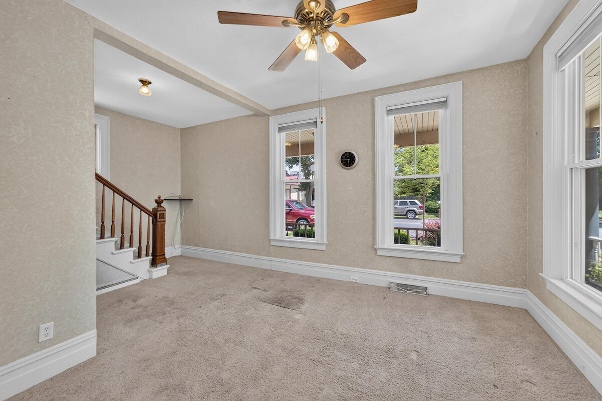 1526 Wisconsin Avenue Racine, WI 53403 - Photo 4 of 18 Living Room