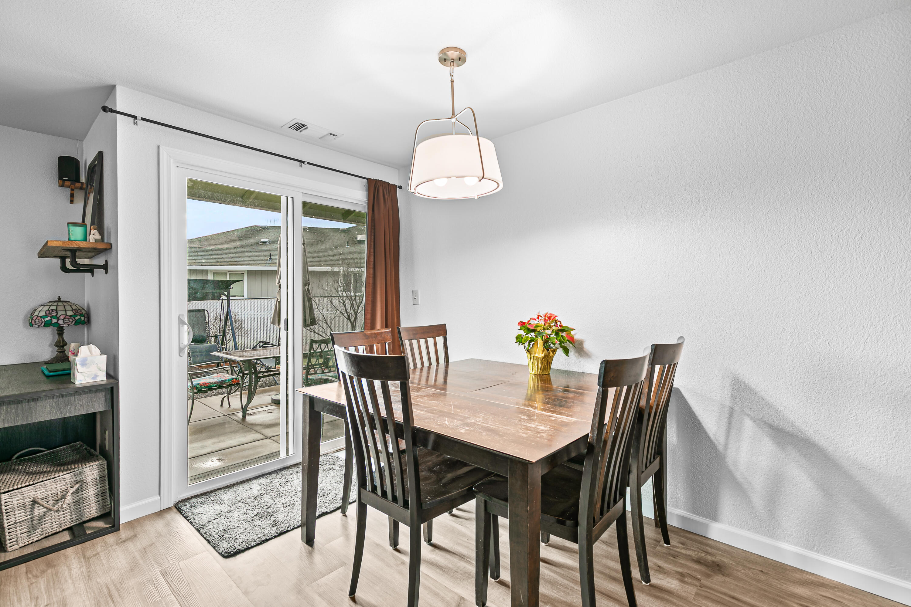 3712 Colver Road Phoenix, OR 97535 - Photo 6 of 38 Dining room