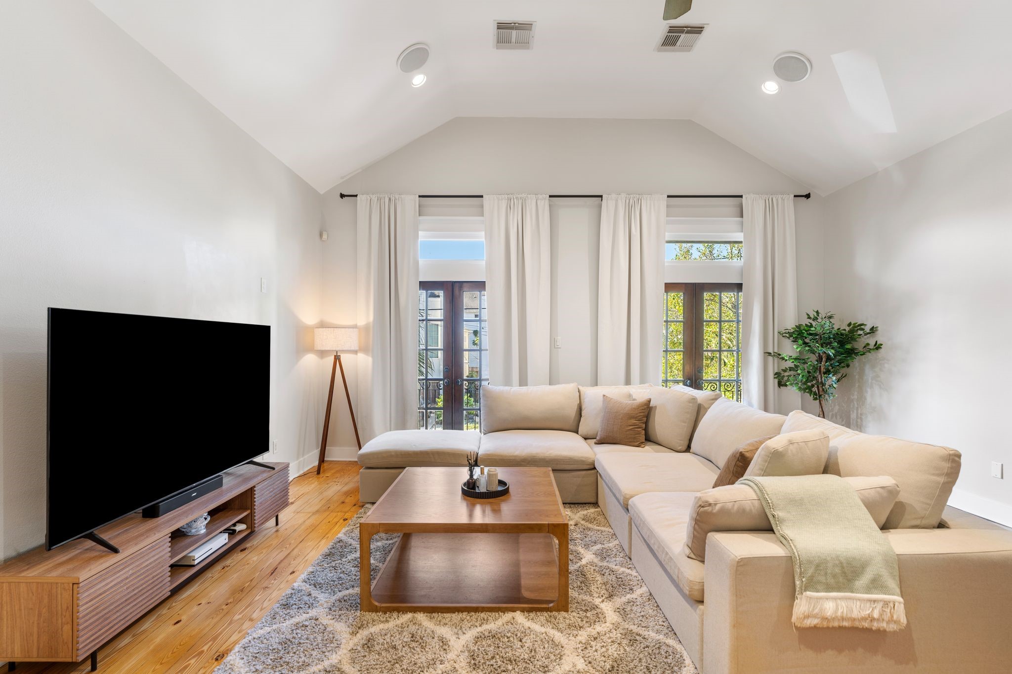 1408 Asbury Street Houston, TX 77007 - Photo 14 of 24 a living room with furniture and a flat screen tv