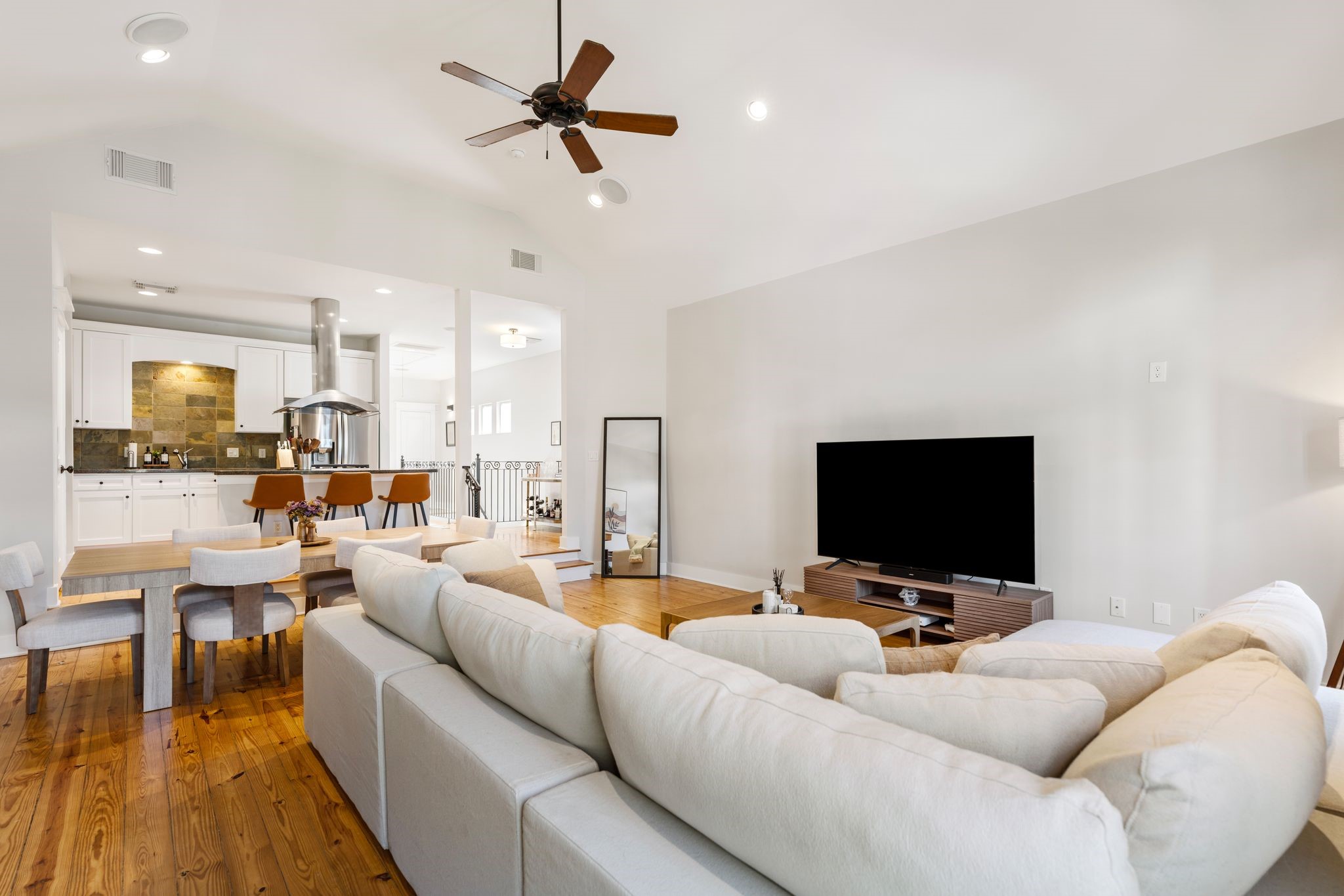 1408 Asbury Street Houston, TX 77007 - Photo 17 of 24 a living room with furniture and a flat screen tv