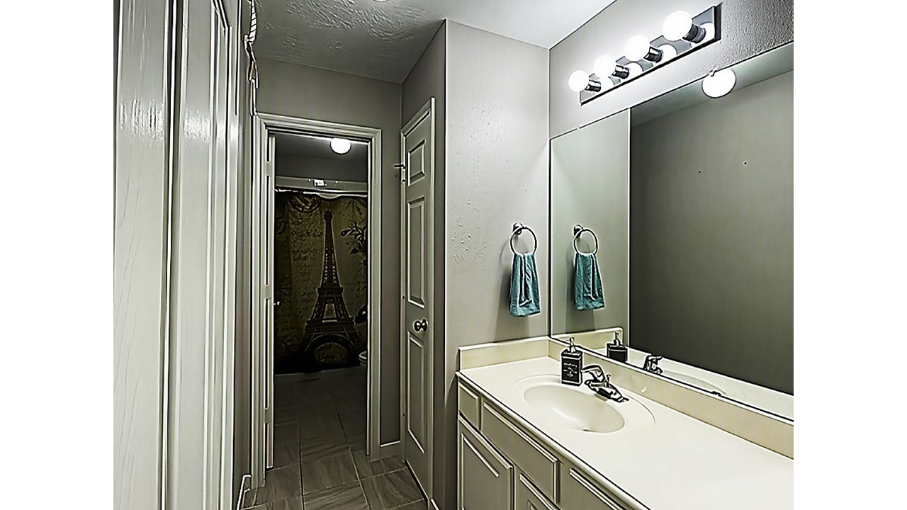 7314 Avalon Street Pasadena, TX 77505 - Photo 32 of 47 bathroom (upstairs)