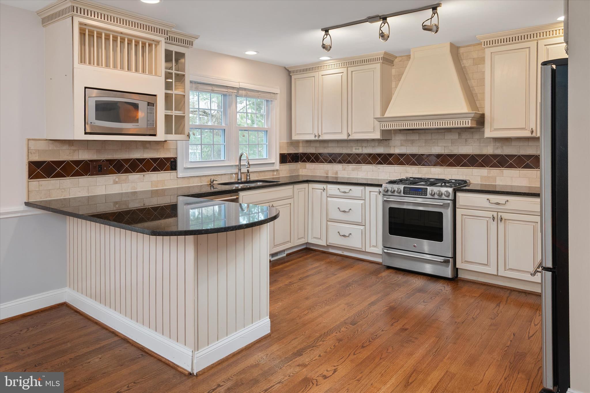 19 Spindrift Way Annapolis, MD 21403 - Photo 7 of 34 Gourmet kitchen with luxury appliances