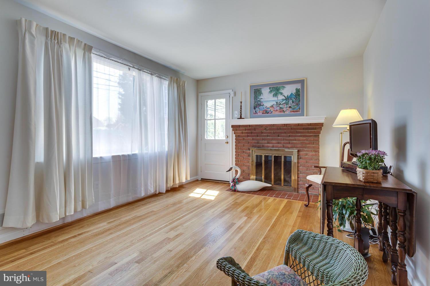 217 Franklin Avenue Silver Spring, MD 20901 - Photo 5 of 12 Living Room