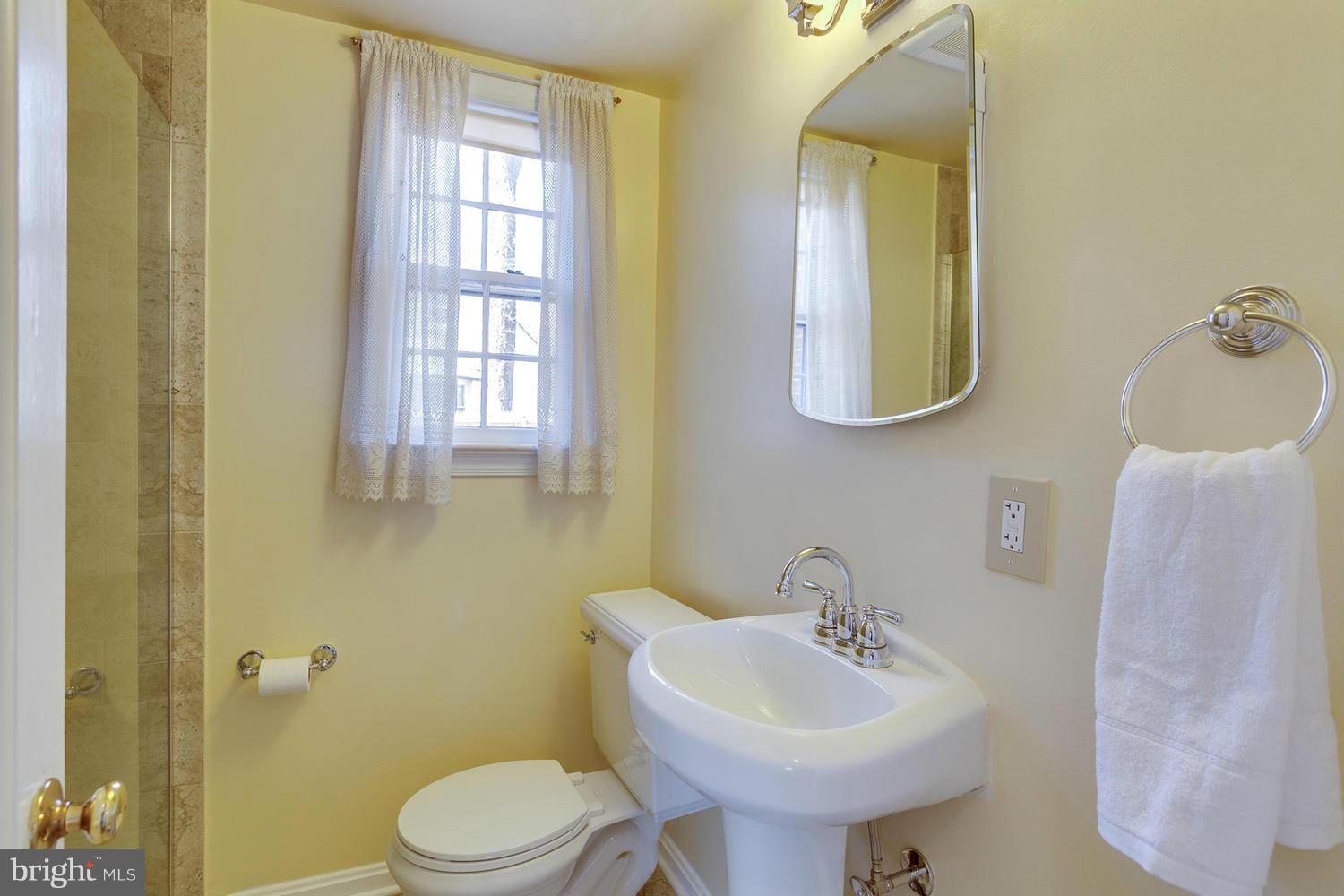 217 Franklin Avenue Silver Spring, MD 20901 - Photo 7 of 12 Bath