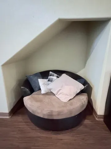 a view of livingroom with furniture