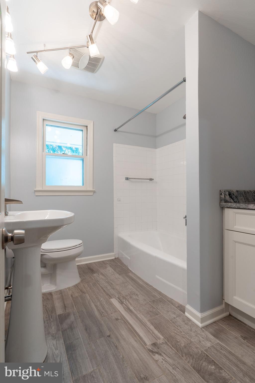 28 Mountainview Road Ewing, NJ 08628 - Photo 17 of 33 Hallway bath with tub