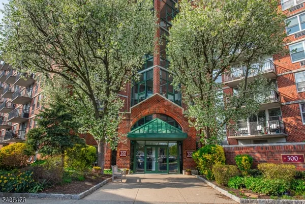 $2,550 | 300 Main Street, Unit 415, Little Falls, NJ 07424