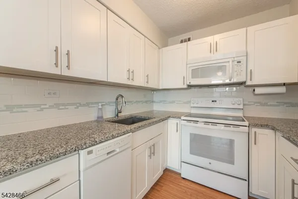 $2,550 | 300 Main Street, Unit 415, Little Falls, NJ 07424