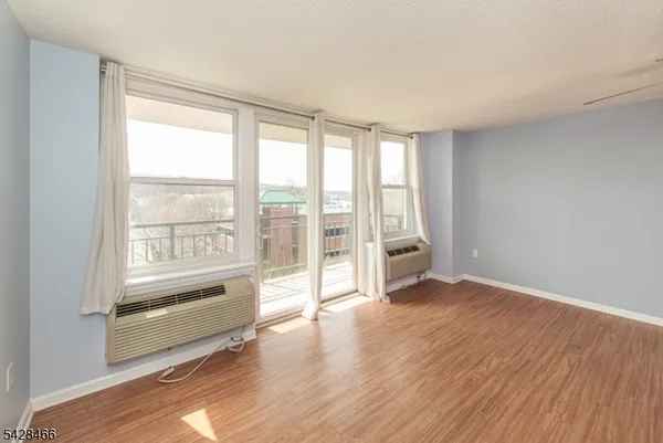$2,550 | 300 Main Street, Unit 415, Little Falls, NJ 07424