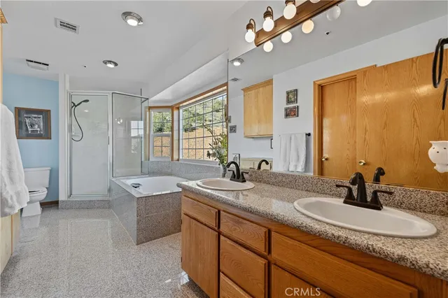 a view of a house with backyard and garden