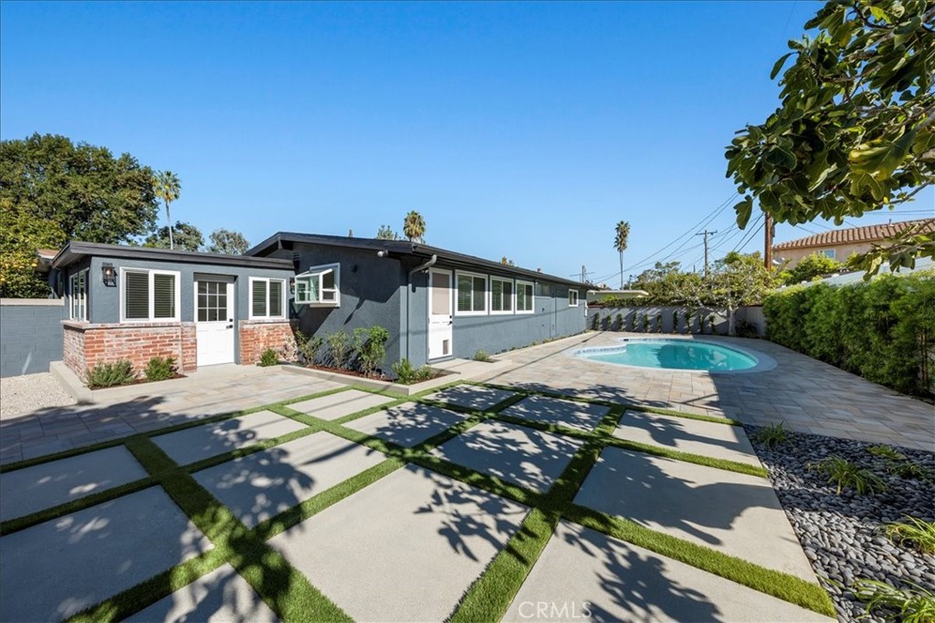 a view of a house with backyard
