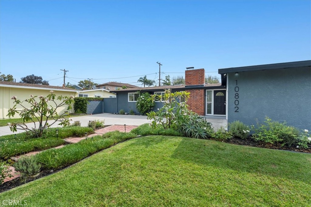 10802 Deshire Place Culver City, CA 90230 - Photo 3 of 50 a front view of a house with a yard
