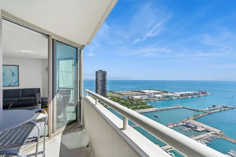 $1,000,000 | 195 North Harbor Drive, Unit 4903, Chicago, IL 60601
