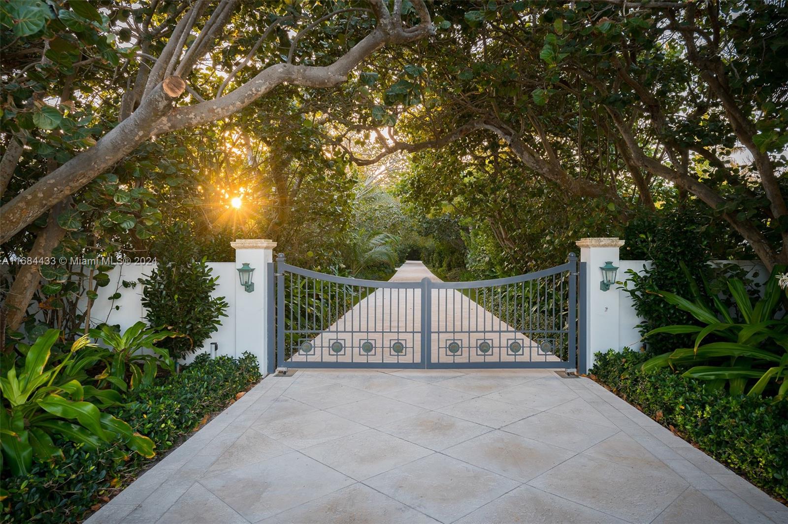 320 South Beach Road Jupiter Island, FL 33455 - Photo 3 of 64