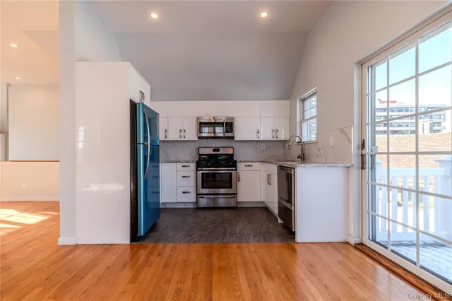 $795,000 | 16823 Powells Cove Boulevard, Unit 12 | Beechhurst