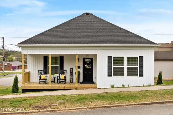 $429,900 | 210 East 1st Avenue, Lenoir City, TN 37771
