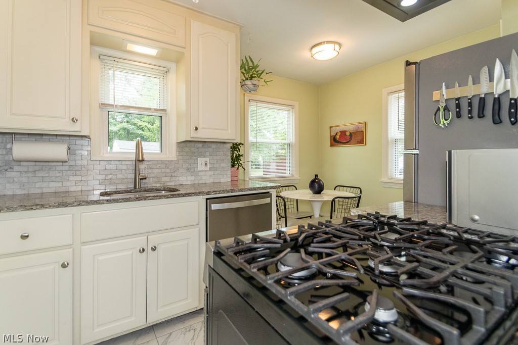 1306 Sunset Road Cleveland, OH 44124 - Photo 8 of 30