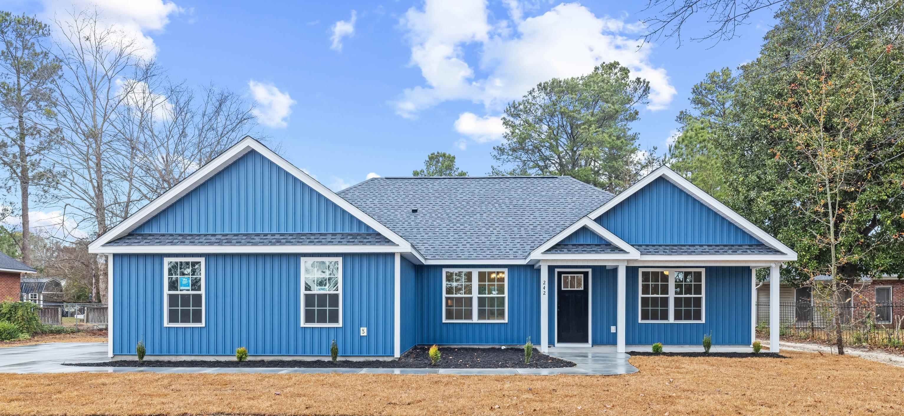 Ranch-style home with roof with shingles and covered porch