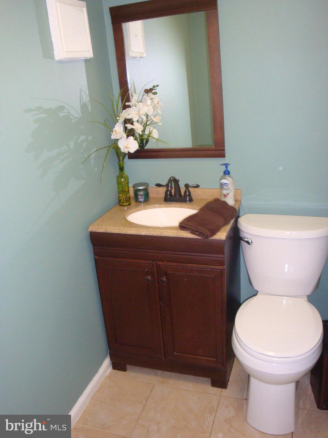 21 Boxwood Road Holland, PA 18966 - Photo 14 of 42 Updated Powder Room