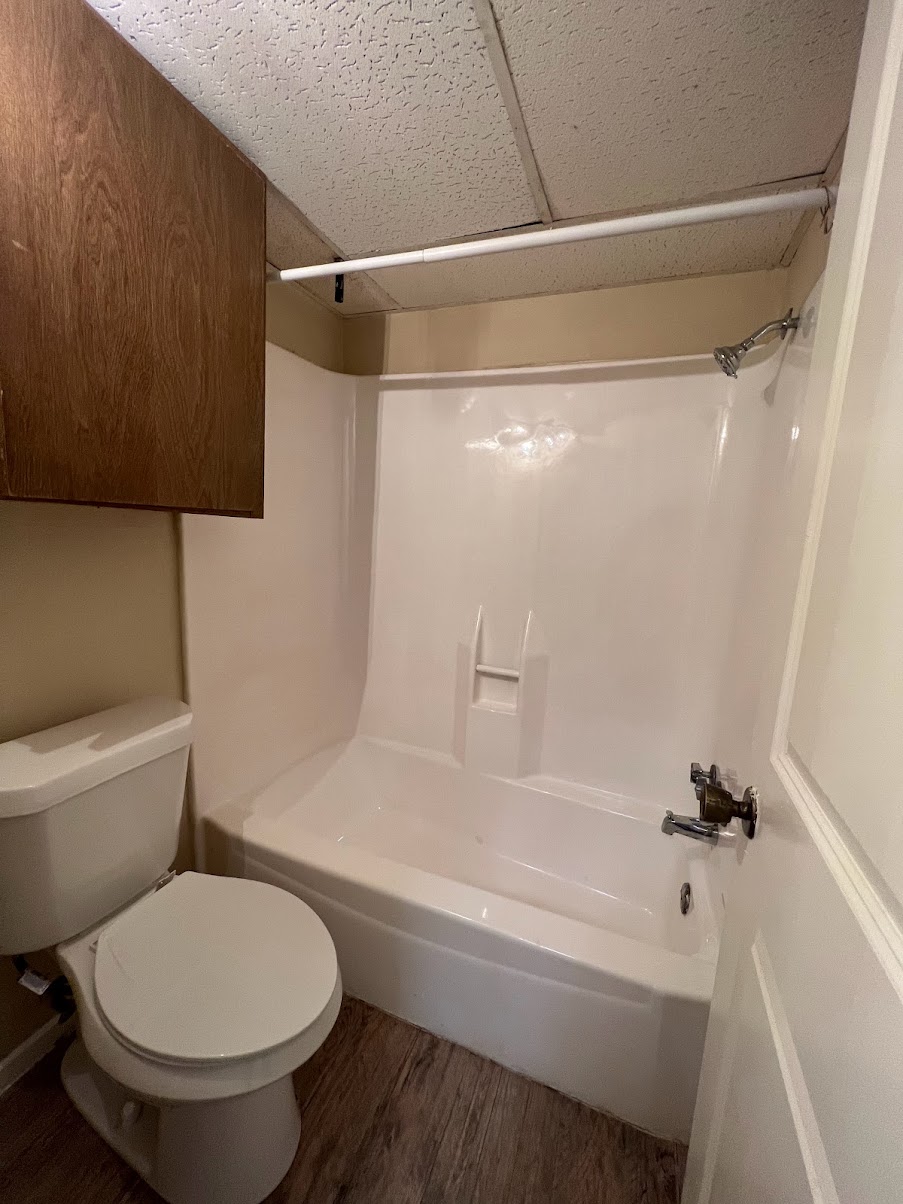202 East 32nd Street, Unit 2 Austin, TX 78705 - Photo 16 of 22 a bathroom with a toilet and a bathtub