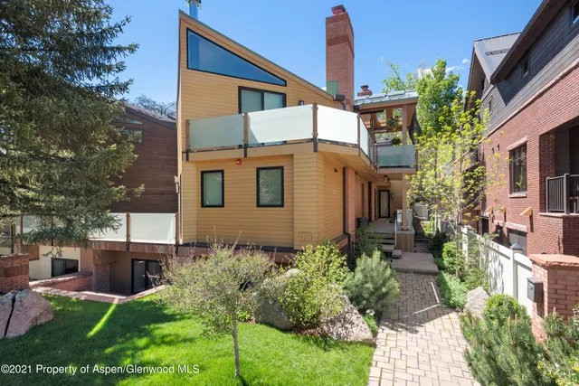 a view of a back yard of the house