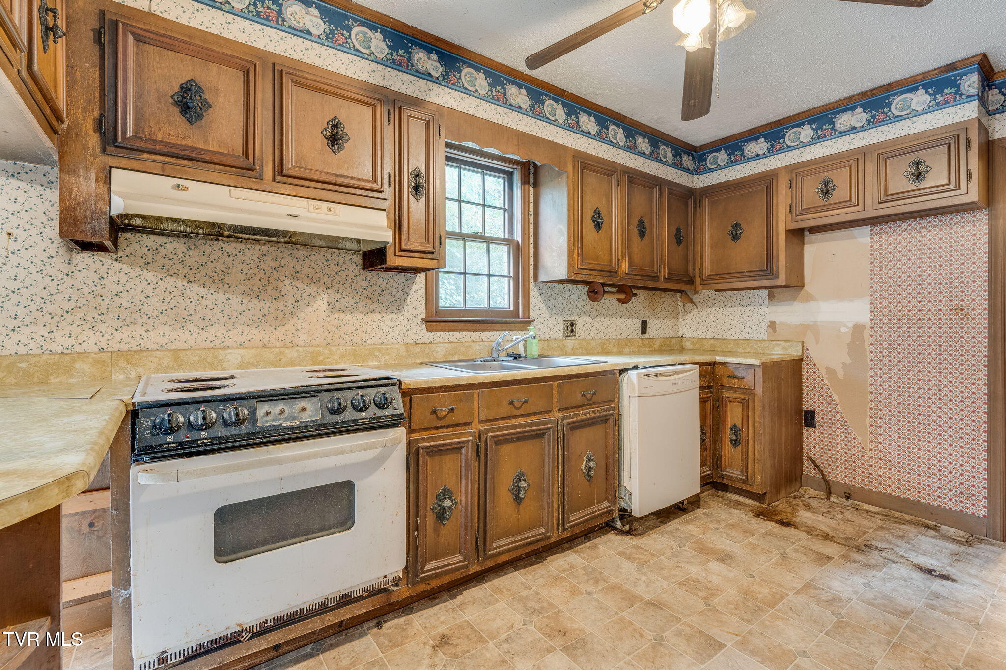 2531 Bob Little Road Elizabethton, TN 37643 - Photo 13 of 48 012