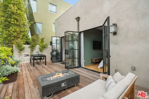 $1,895,000 | 207 Entrada Drive, Santa Monica, CA 90402