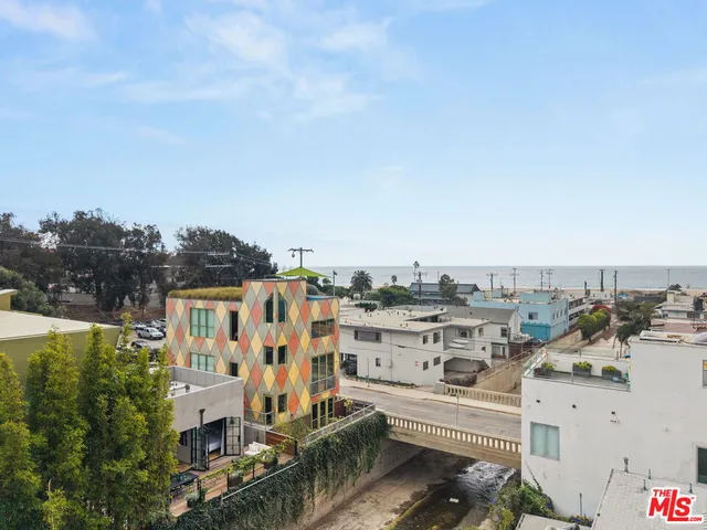 $1,895,000 | 207 Entrada Drive, Santa Monica, CA 90402