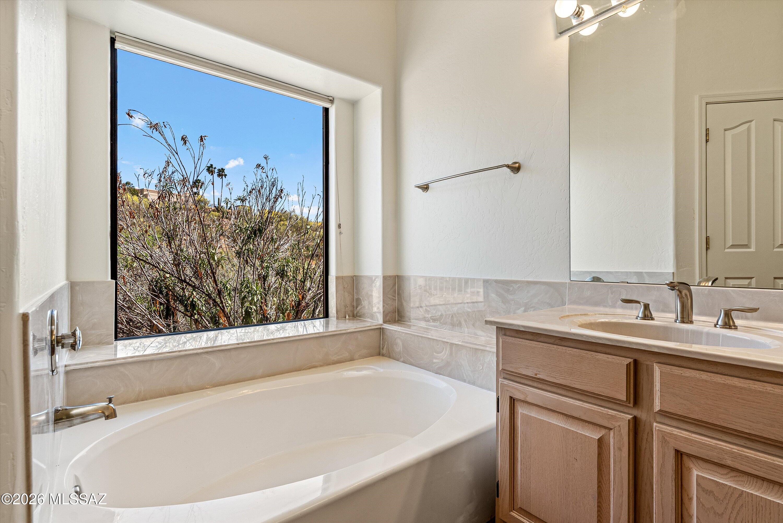 6340 North Valley View Road Tucson, AZ 85718 - Photo 24 of 44 Primary Bathroom