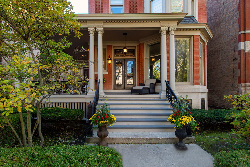 643 West Deming Place Chicago, IL 60614 - Photo 2 of 44 a front view of a house with a garden
