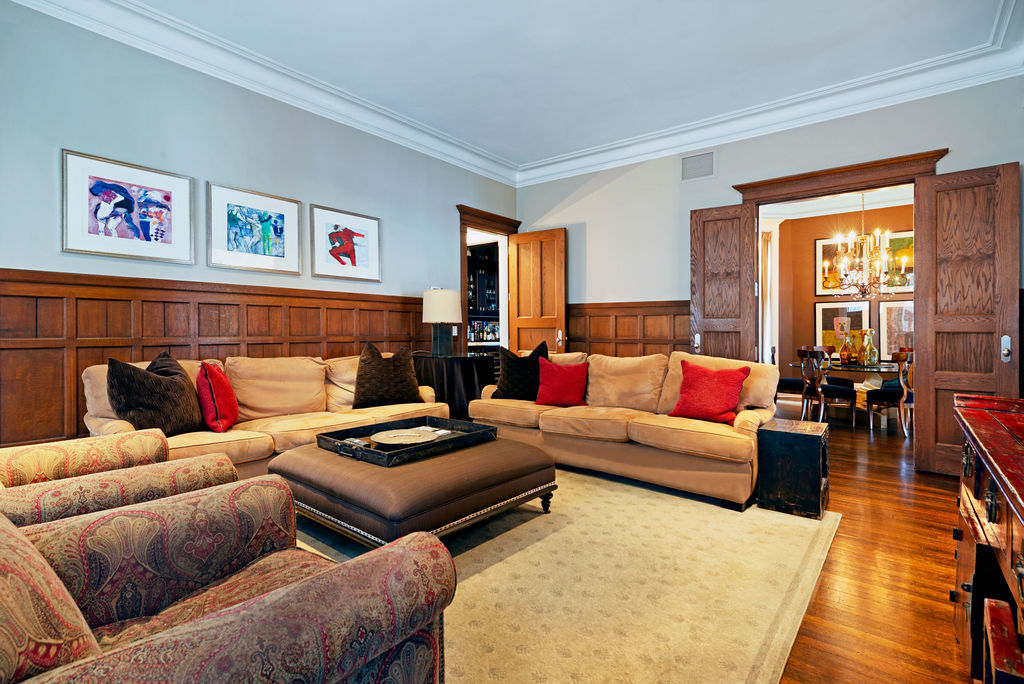 643 West Deming Place Chicago, IL 60614 - Photo 20 of 44 a living room with furniture and a couch