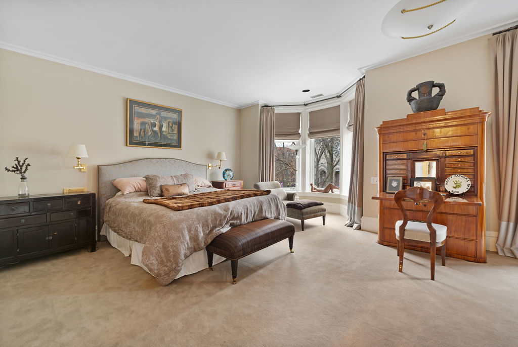 643 West Deming Place Chicago, IL 60614 - Photo 28 of 44 a spacious bedroom with a bed and a couch