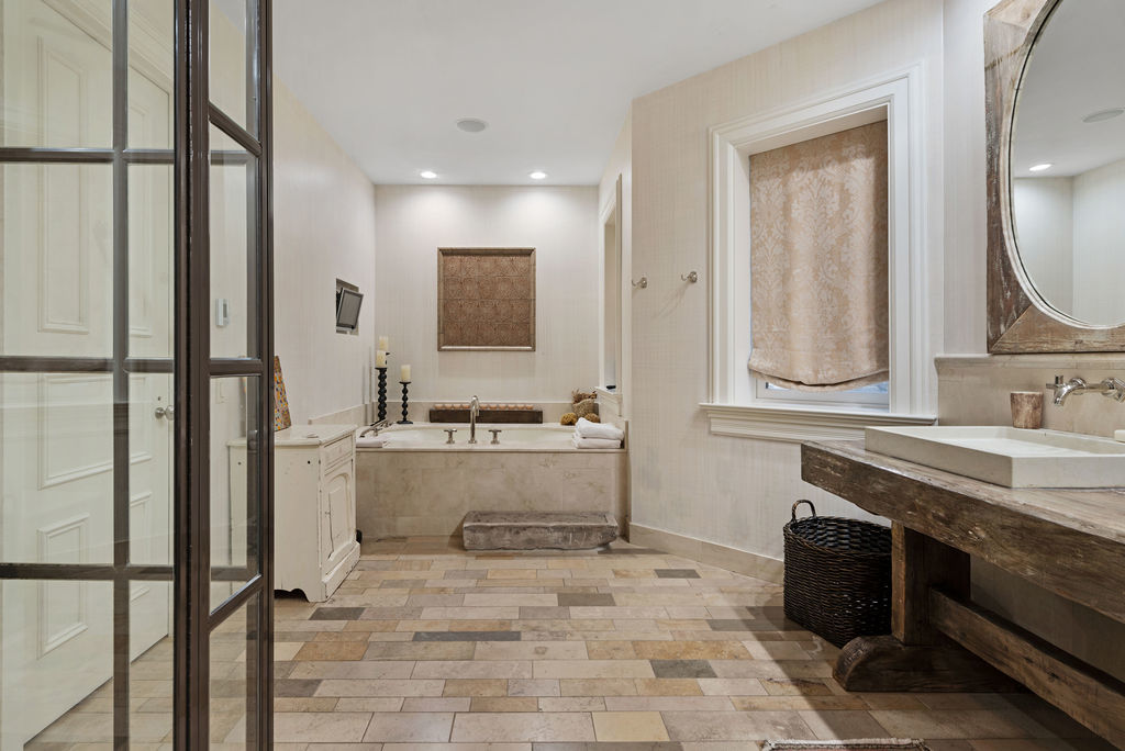 643 West Deming Place Chicago, IL 60614 - Photo 31 of 44 a large bathroom with a tub sink and mirror
