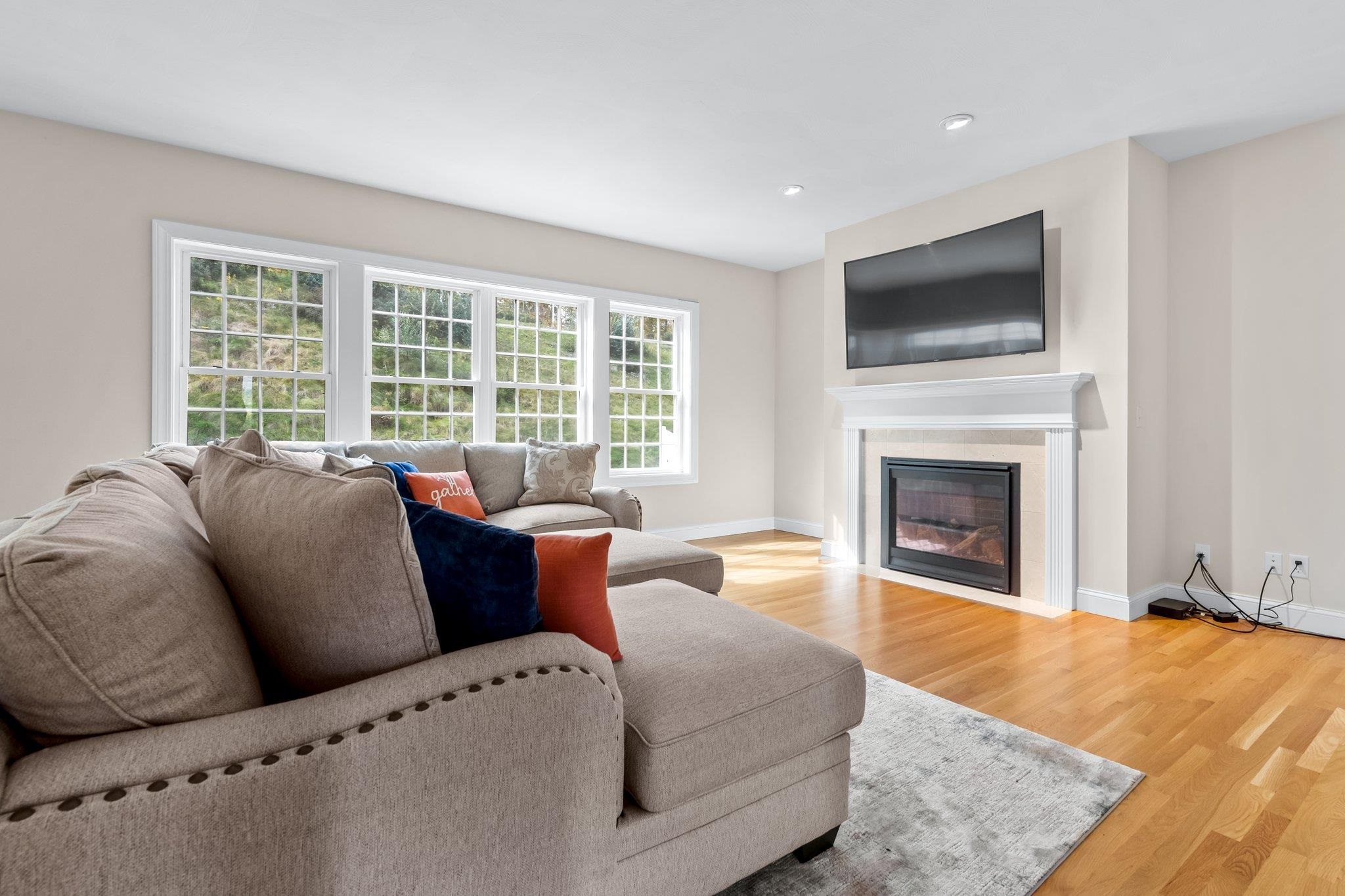 143 Brookview Drive Hooksett, NH 03106 - Photo 5 of 36