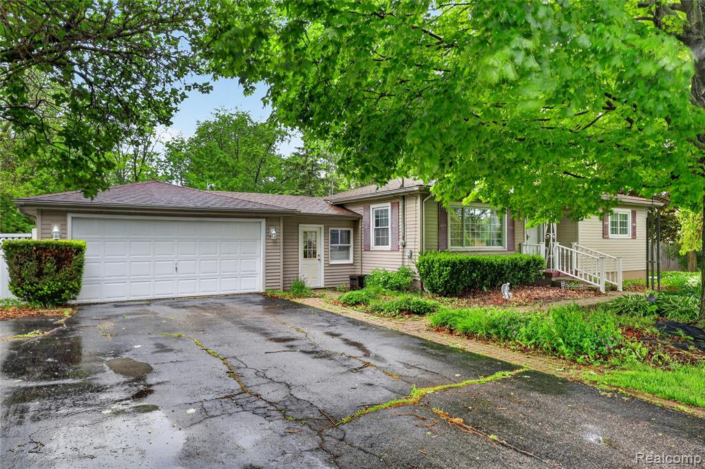 5090 Torrey Road Flint, MI 48507 - Photo 1 of 43