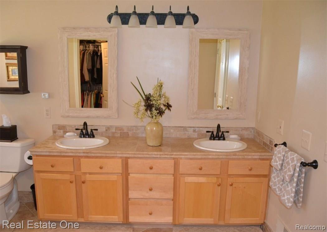 7933 Dubuque Road Clarkston, MI 48348 - Photo 8 of 26 Master Bath with double sinks