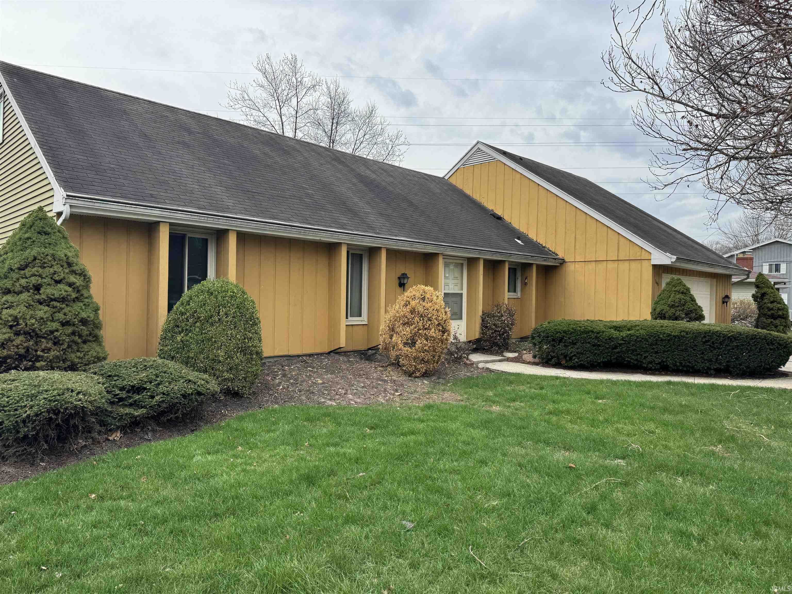 7602 Harcourt Drive Fort Wayne, IN 46835 - Photo 2 of 34