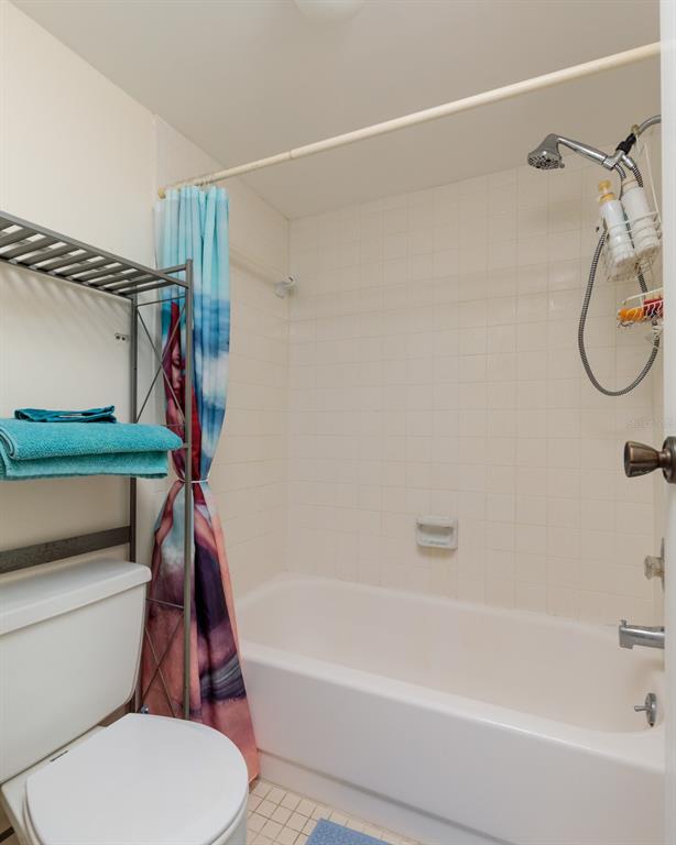 12300 Vonn Road, Unit 6303 Largo, FL 33774 - Photo 19 of 36 a bathroom with a toilet and a bath tub