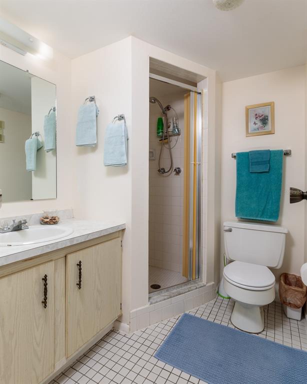 12300 Vonn Road, Unit 6303 Largo, FL 33774 - Photo 21 of 36 a bathroom with a toilet a sink and mirror