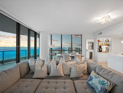 $2,100,000 | 1331 Brickell Bay Drive, Unit 1811, Miami, FL 33131