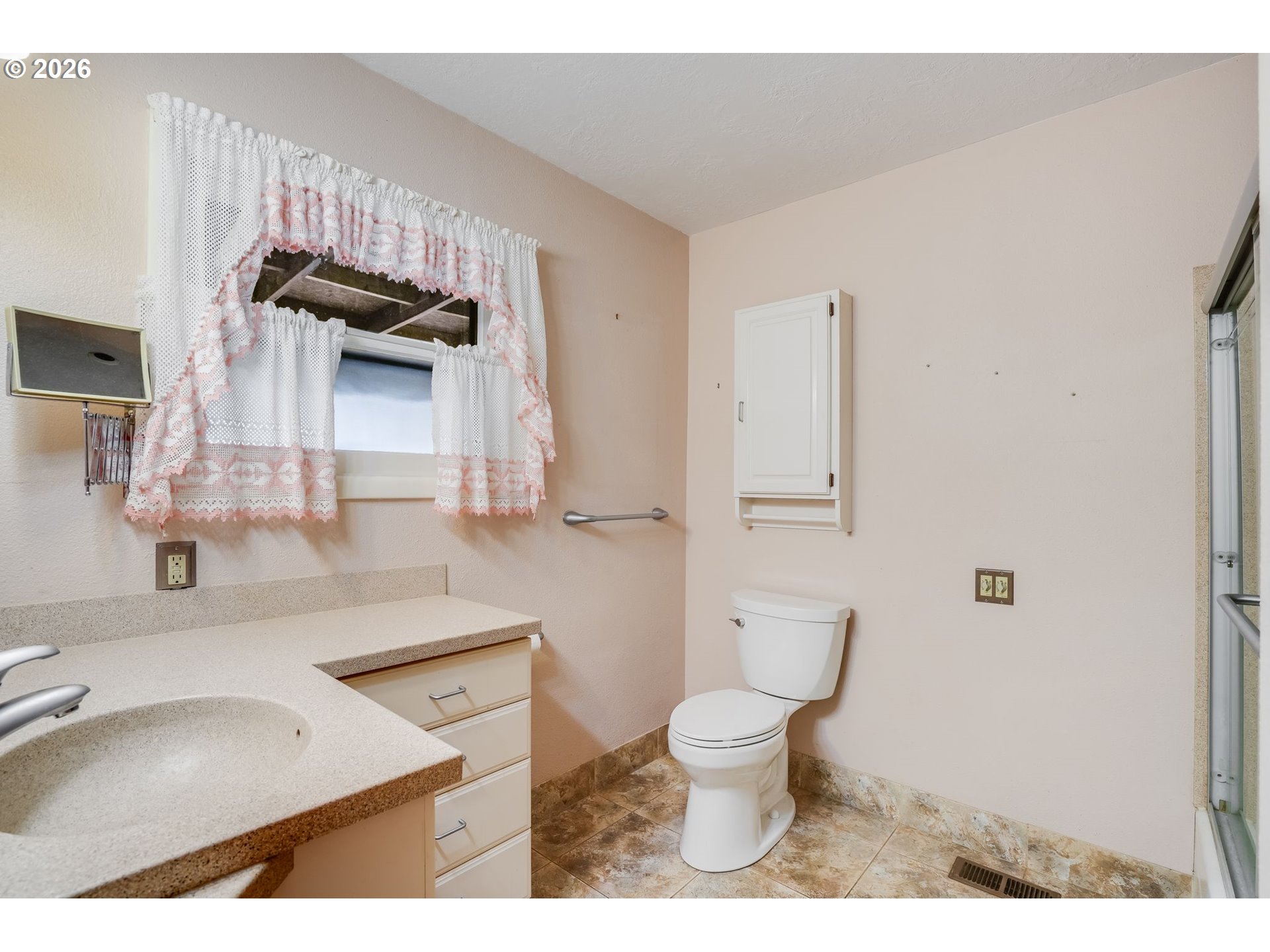 2537 B Street Hubbard, OR 97032 - Photo 29 of 43 Bathroom